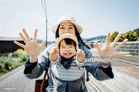 Mom And Daughter Cheering Up Together ストックフォト.